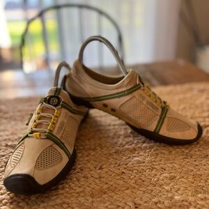 J-41 Adventure On Pioneer Womens‎ Size 7 Walking Slip On Casual Comfort Shoes